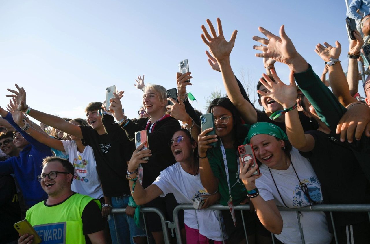 Ủy ban Thần học Quốc tế cảnh báo nguy cơ thay thế “Thiên Chúa hằng sống” bằng một “Thiên Chúa ảo”